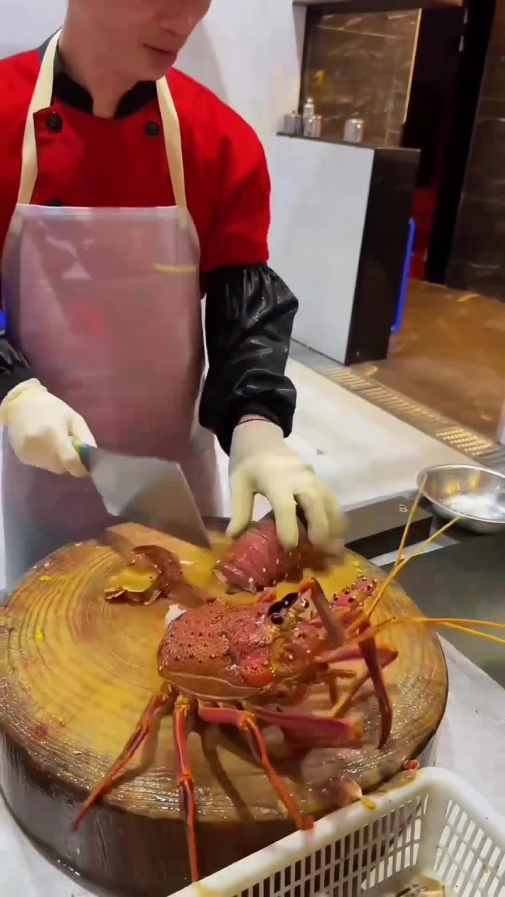 来了一位从五星级酒店出来的龙虾大师 只操作一道金汤烧澳龙虾