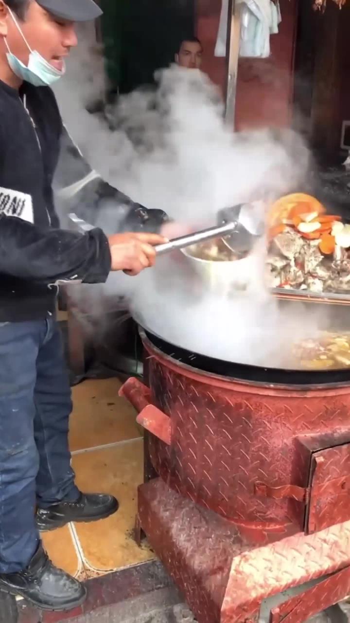 在新疆,像这样一碗馕包肉,二十块钱一碗,把羊肉放在切好的馕块上面,浇上汤汁,太香