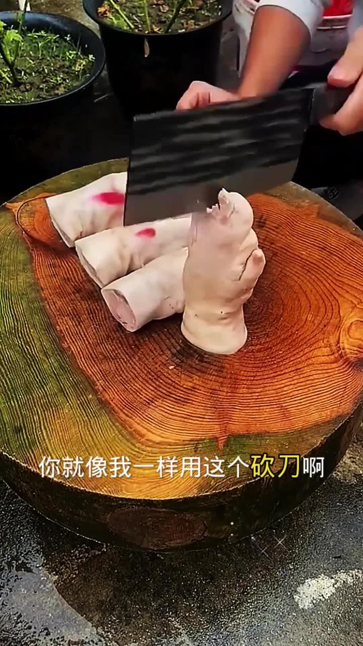 用砍骨刀分割猪蹄子