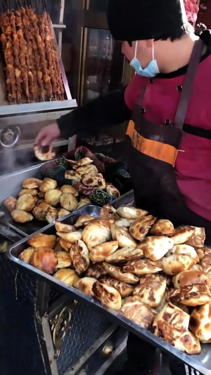 在新疆,烤包子是必须要吃的,两块钱一个,刚烤出来的外焦里嫩,推荐!