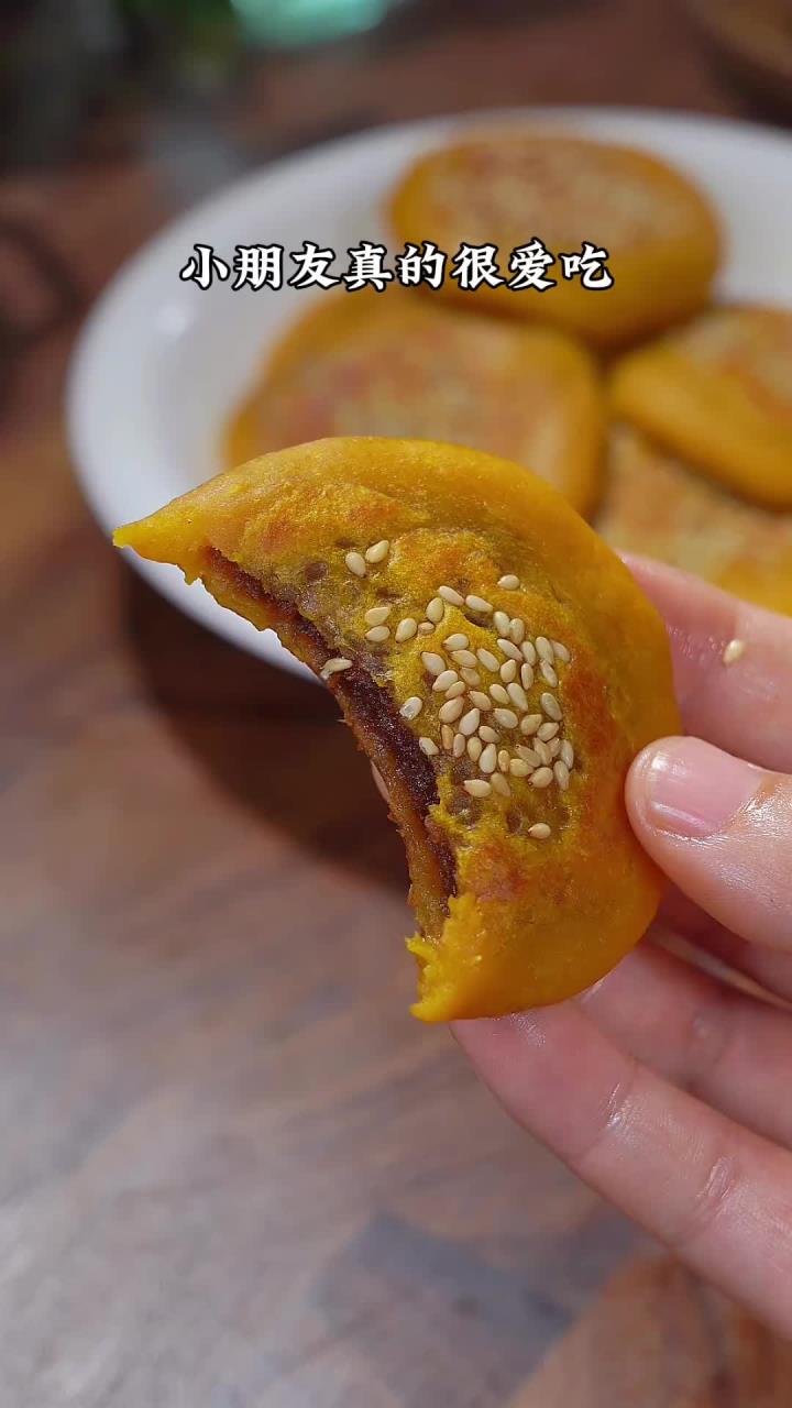 天气炎热可以多吃一些南瓜,做成这样的枣泥饼,特别好吃