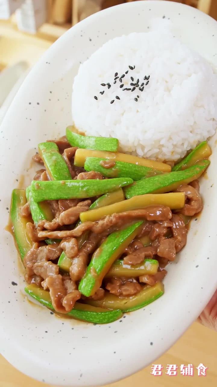 这种家常菜真的太太太下饭了！鲜香嫩滑，汤汁浓郁，配上一碗大米饭，简单营养，孩子超