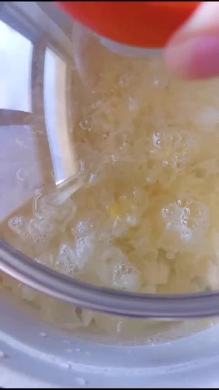 冬季干燥，这道银耳雪梨润肺粥一定要做给宝宝喝，预防感冒咳嗽