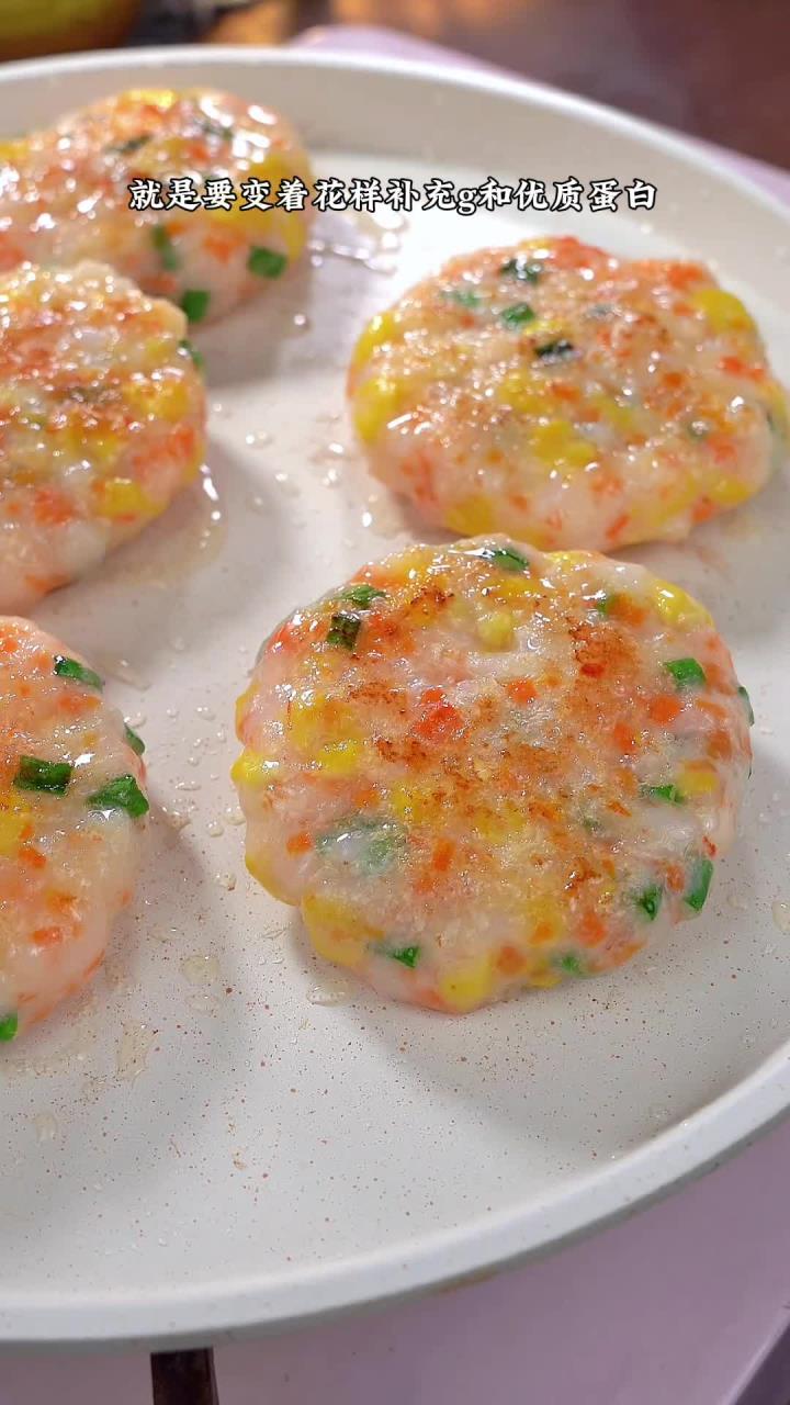 春天是孩子长身体的时候，多给他做这个玉米鲜虾饼，做法简单又营