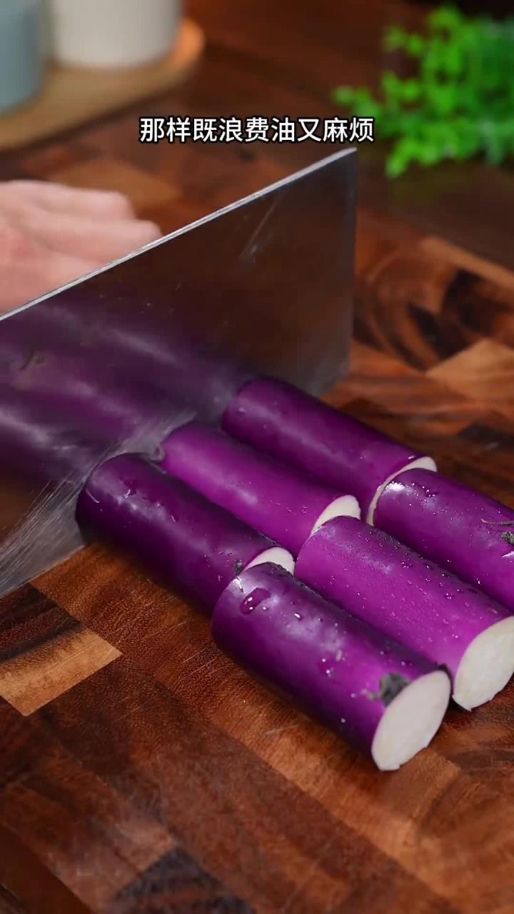 以后在家做青椒炒茄子千万不要过油，那样既浪费油又麻烦，家常菜