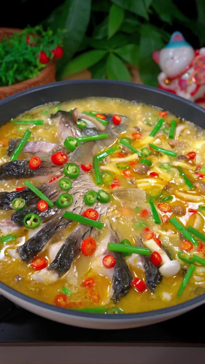 以后草鱼买回来不要只会红烧了，像我这样做酸辣开胃鱼肉鲜嫩好吃