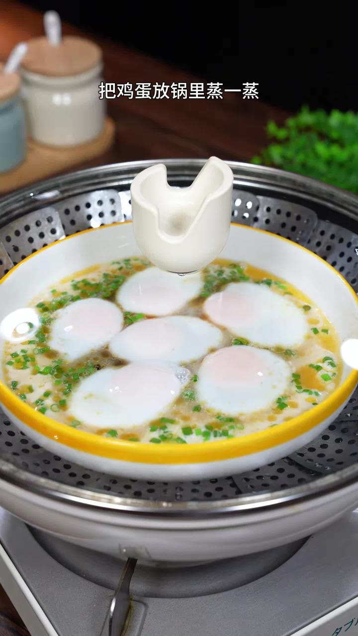 把鸡蛋打进盘子里，上锅蒸一下，瞬间变成一道懒人美食，下面就把