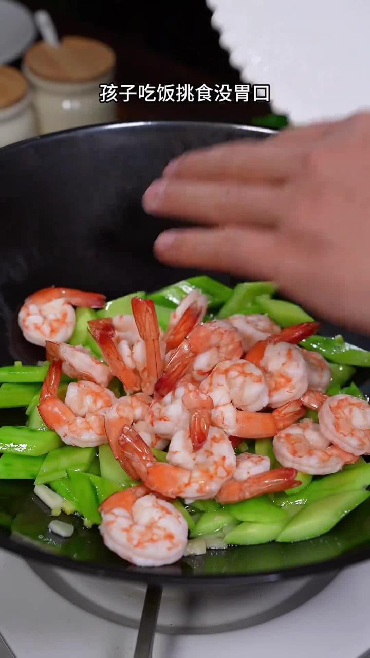 我家孩子不想吃你做的饭,你就试试这个青瓜虾仁,做法简单好吃～