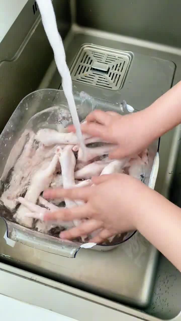 试试这个做法吃完绝对竖起大拇指!真吃家庭版酸辣无骨鸡爪就是这个味!吃一口就上头!