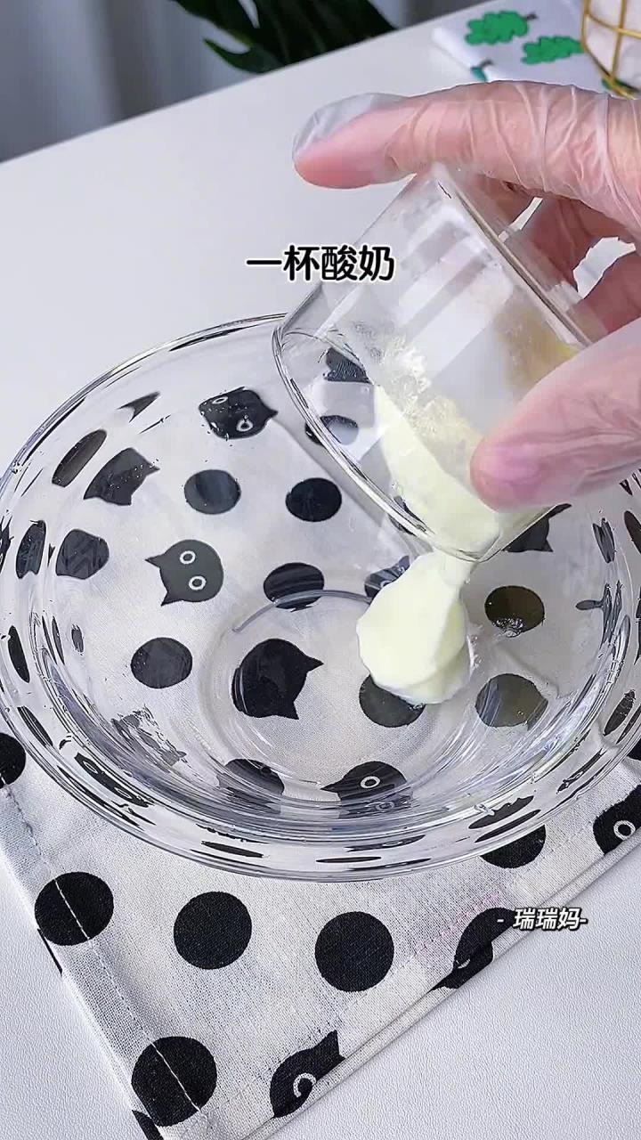 搅一搅蒸一蒸就能做的草莓酸奶蛋糕,口感绵密香甜松软,孩子直夸好吃