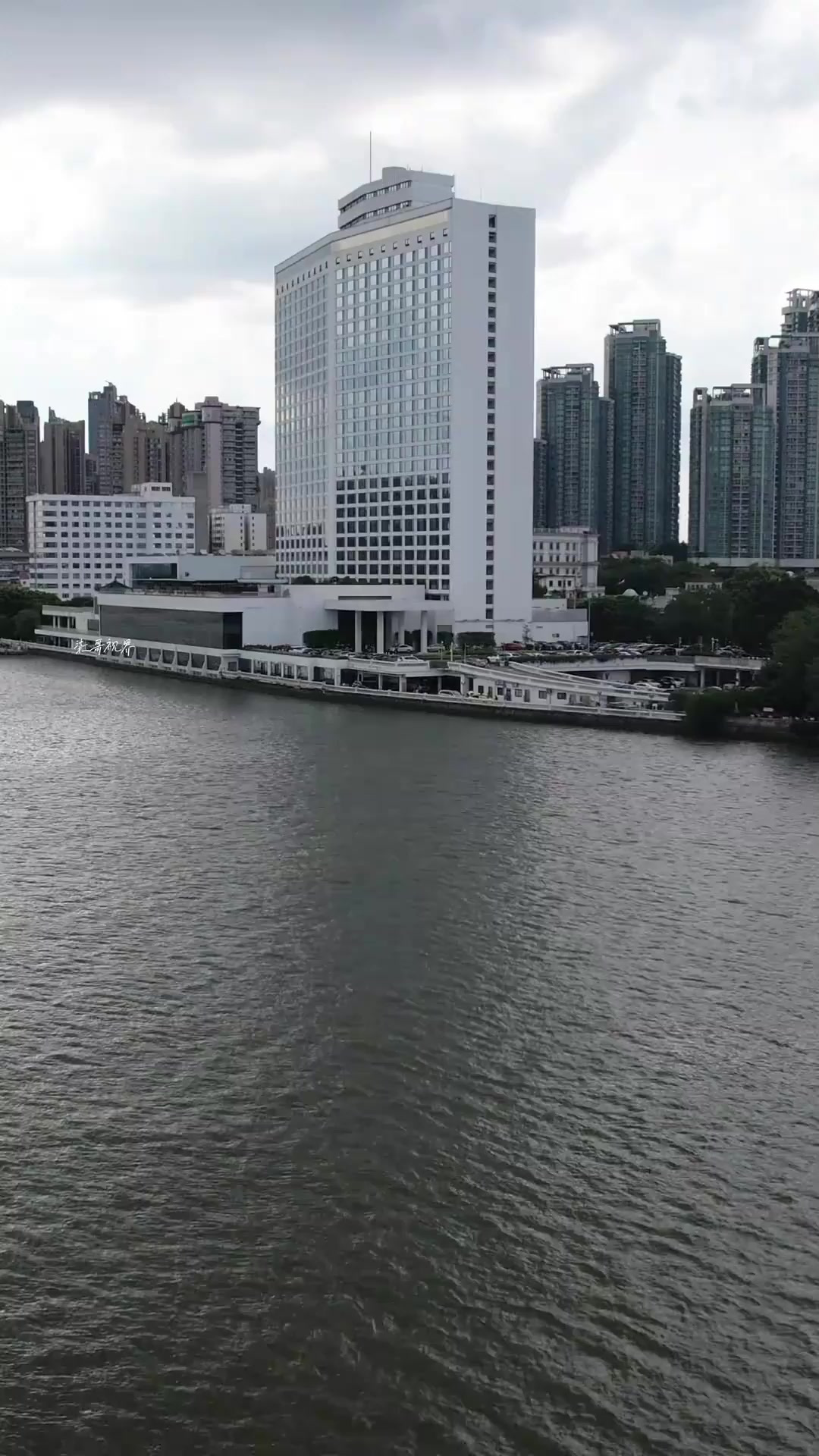 国内第一家五星级酒店是建在广州珠江河畔的白天鹅宾馆