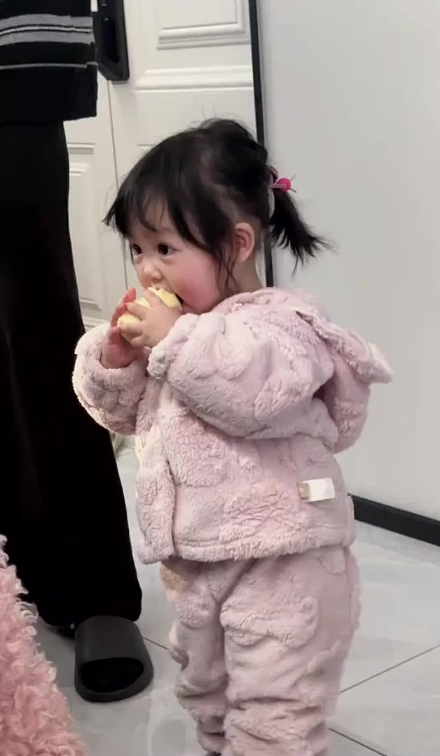 怎么会有啃馒头都这么可爱的宝宝呀晒