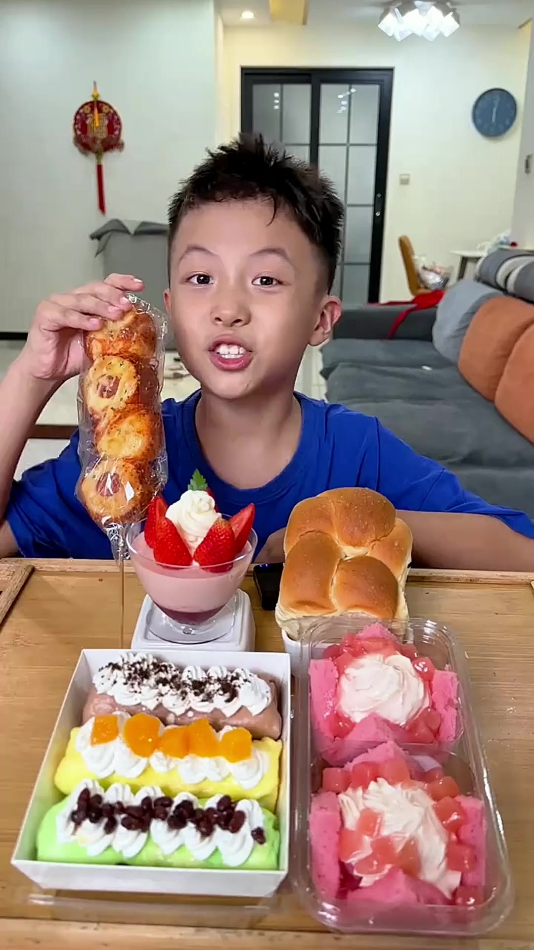 萌娃欢乐多挑战吃奶油蛋糕