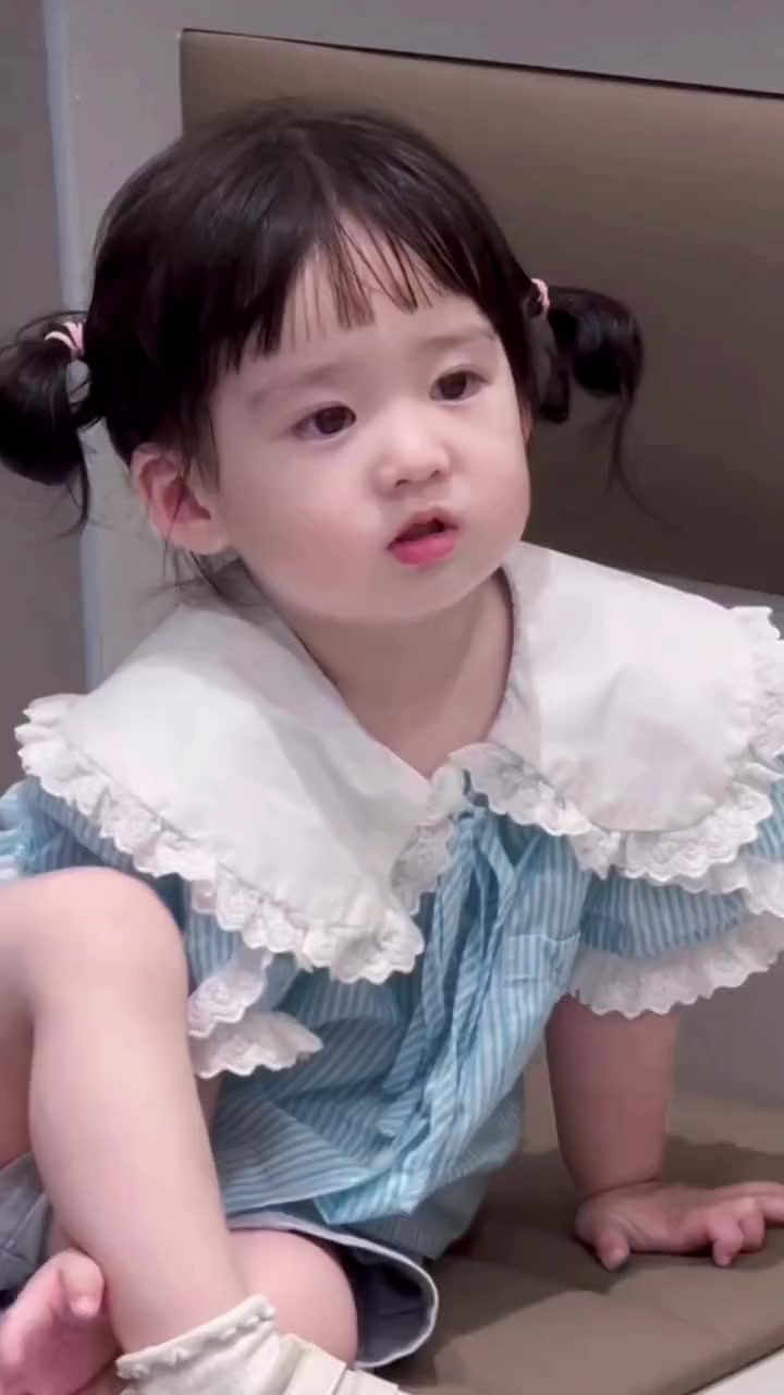 一只爱喝奶茶的小女孩