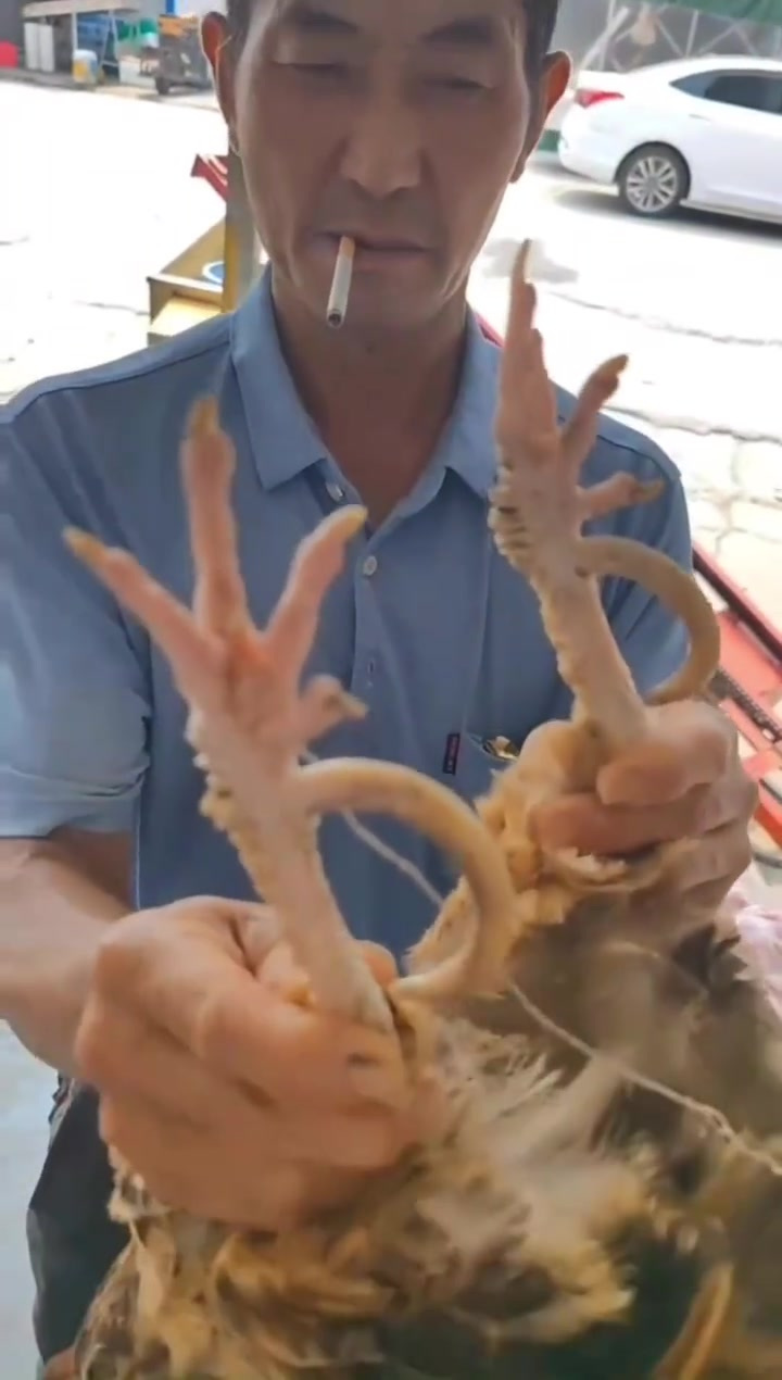 文玩鸡爪骨,这个老头不简单,你觉得呢?