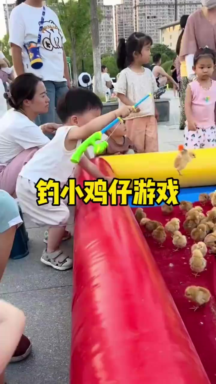 新商机:小鸡仔玩具吸引众多小朋友,商人智慧可见一斑