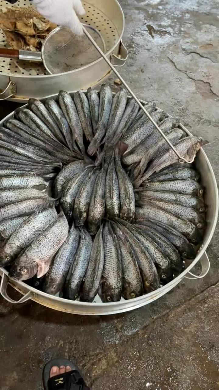云南昆明农家酒席,炸鱼 (1)