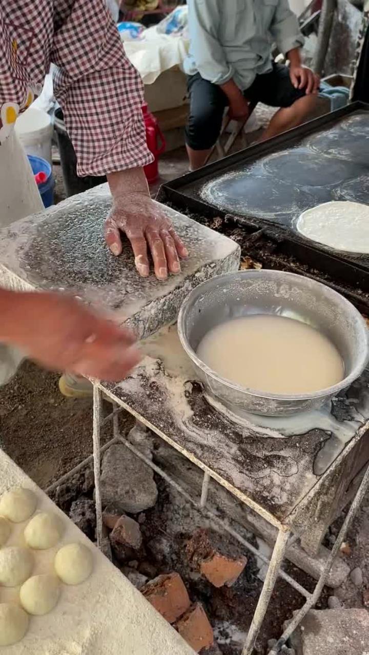 山东临沂大集手工烧饼5毛1个，个头不小