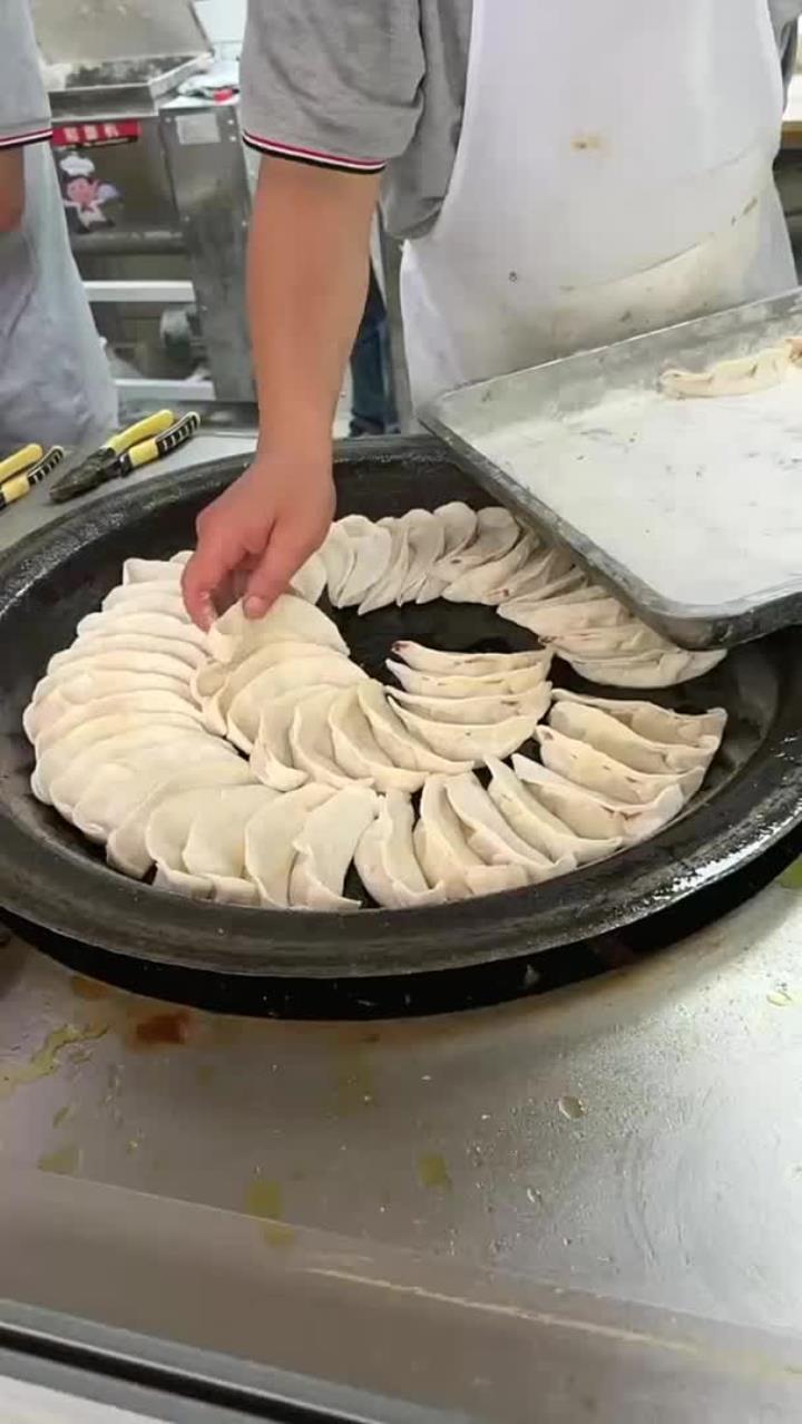 南京特色锅贴12一两,一两大约5个