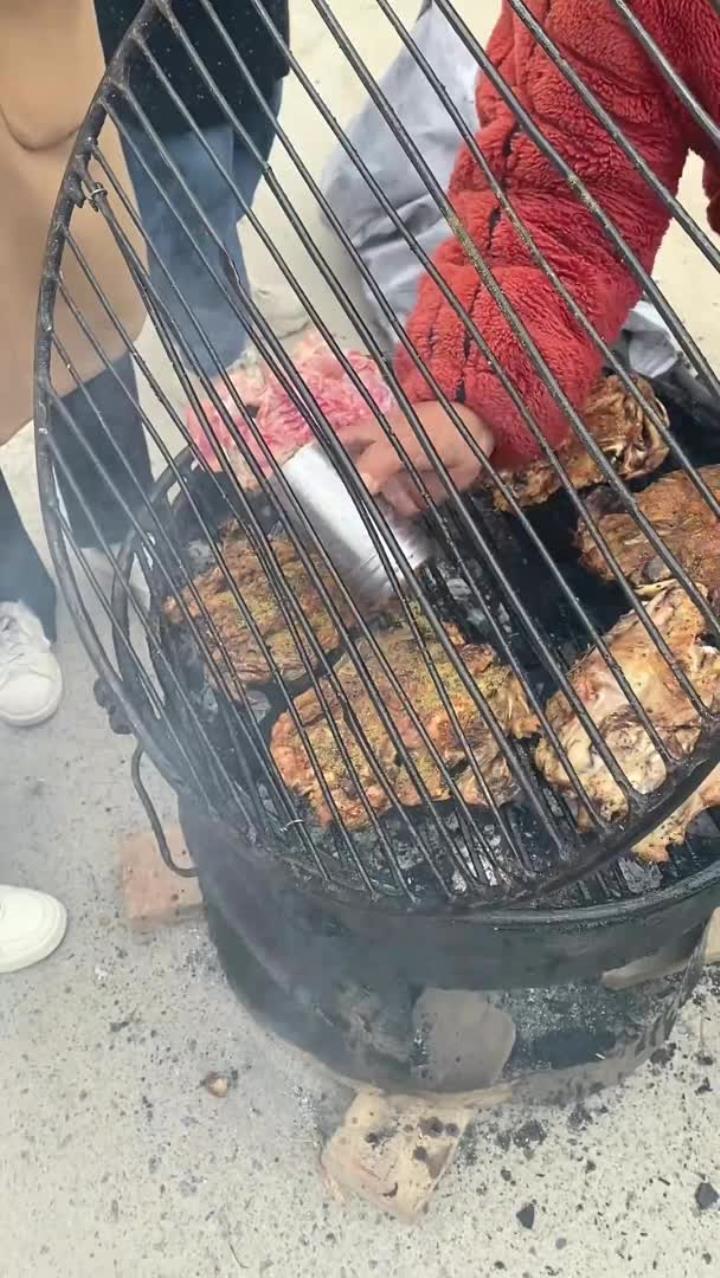 农村大姐路边买鸡架,烧烤鸡架一个8块钱
