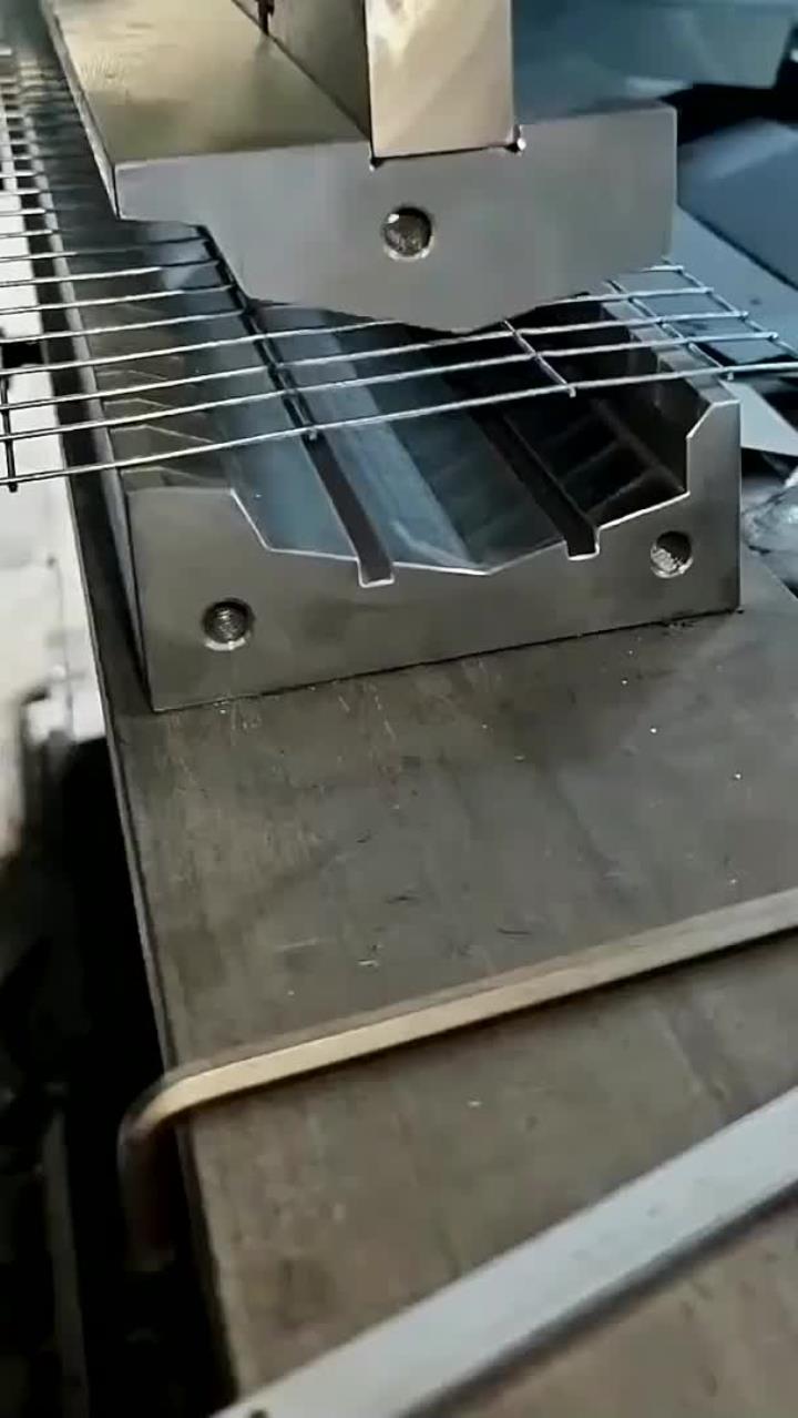 鸡笼网蛋托制作过程