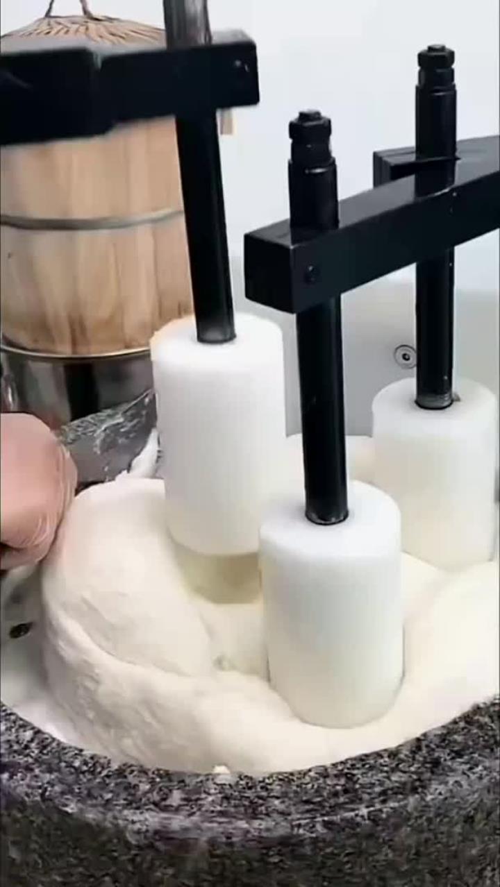 用机器打糍粑,省工又省力