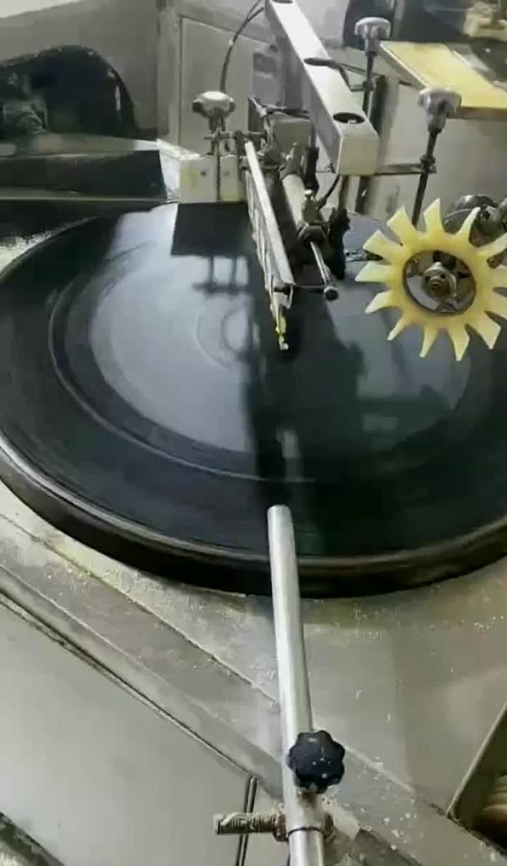 全自动仿手工煎饼机这效率就是快,一小时生产一千张