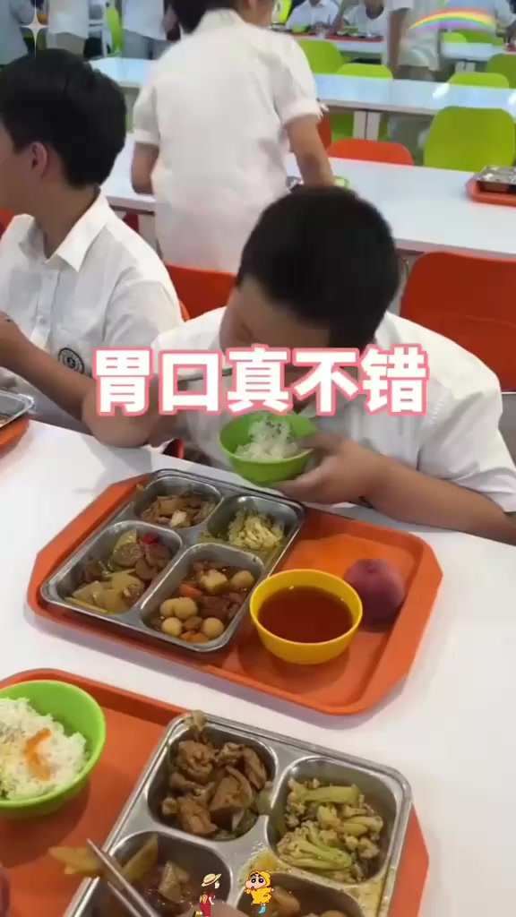 小男孩食堂豪吃四菜一汤,令人惊讶的胃口让人羡慕不已