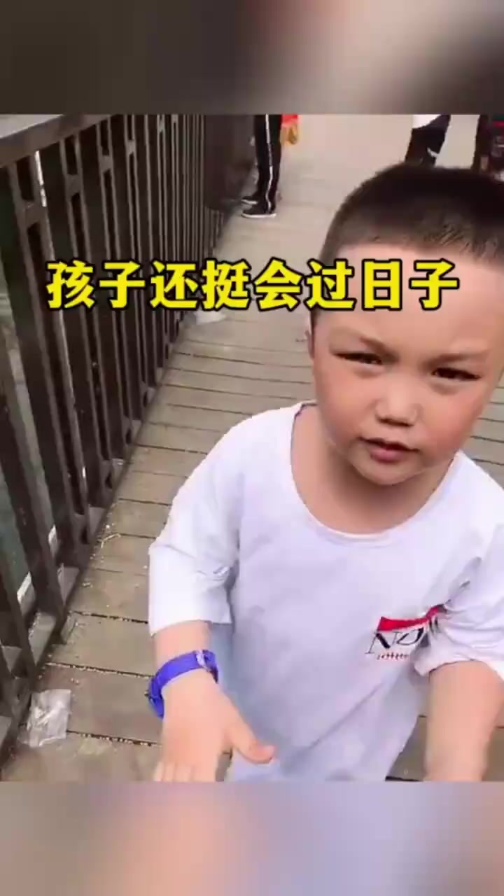 小孩喂鱼的乐趣:一粒一粒慢慢享受的童趣时光
