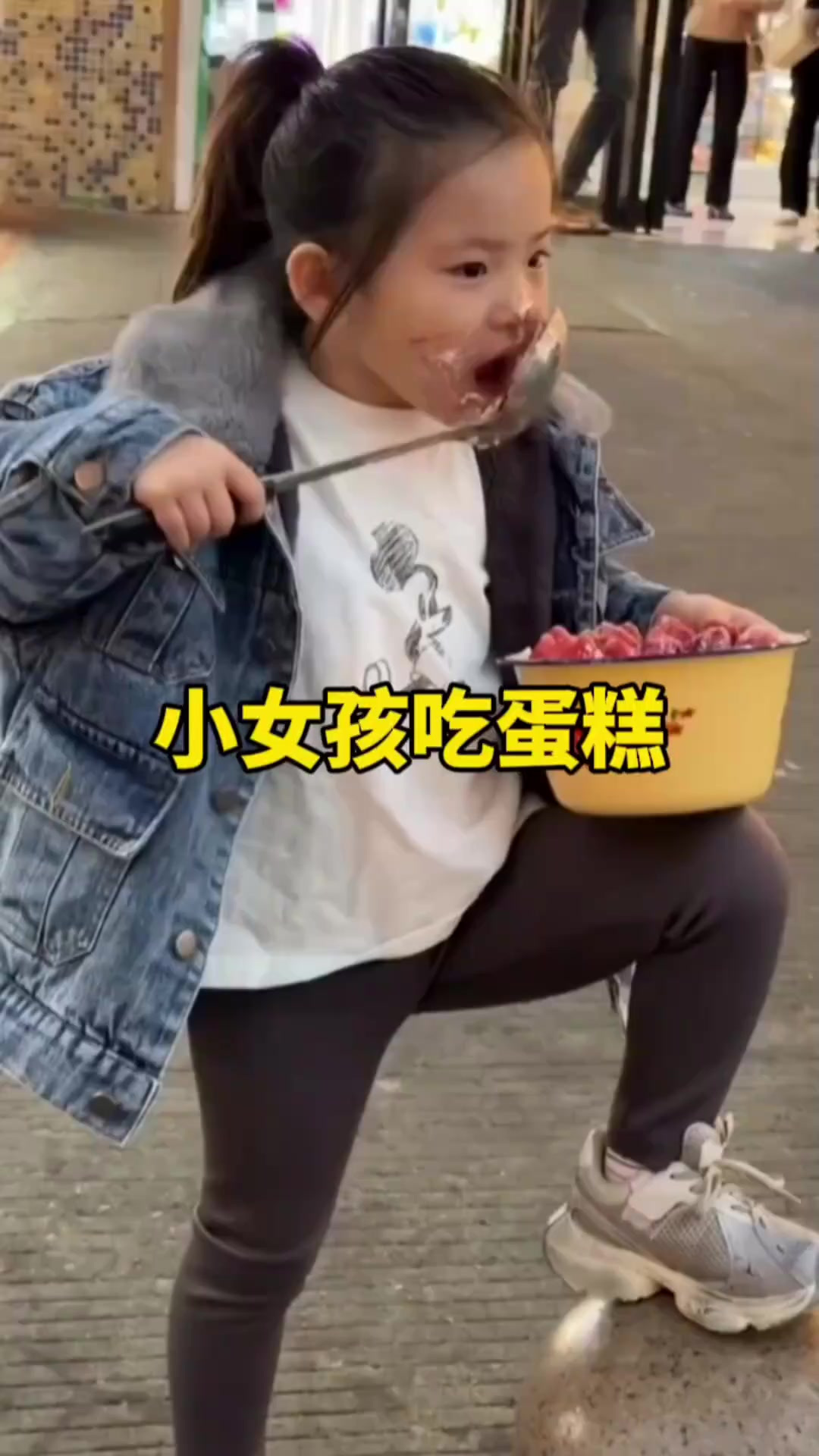 小女孩手捧草莓蛋糕,天真无邪的纯净眼神令人心动