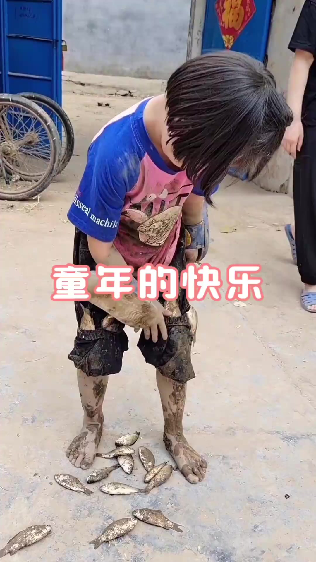 小女孩泥巴满身,捉鱼为家操碎心的感人一幕