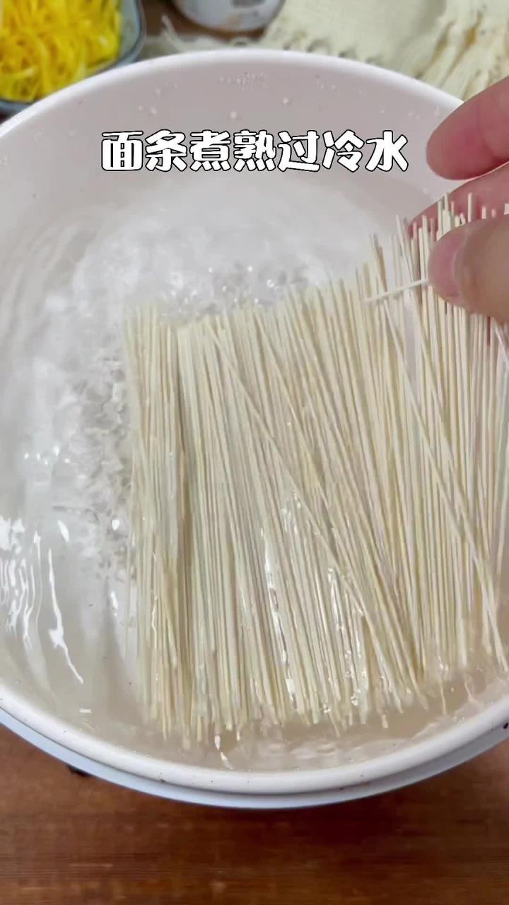 天气太了胃口饭，做了一碗花生酱蔬菜拌面，想到的可香了，做法还挺简单美教程