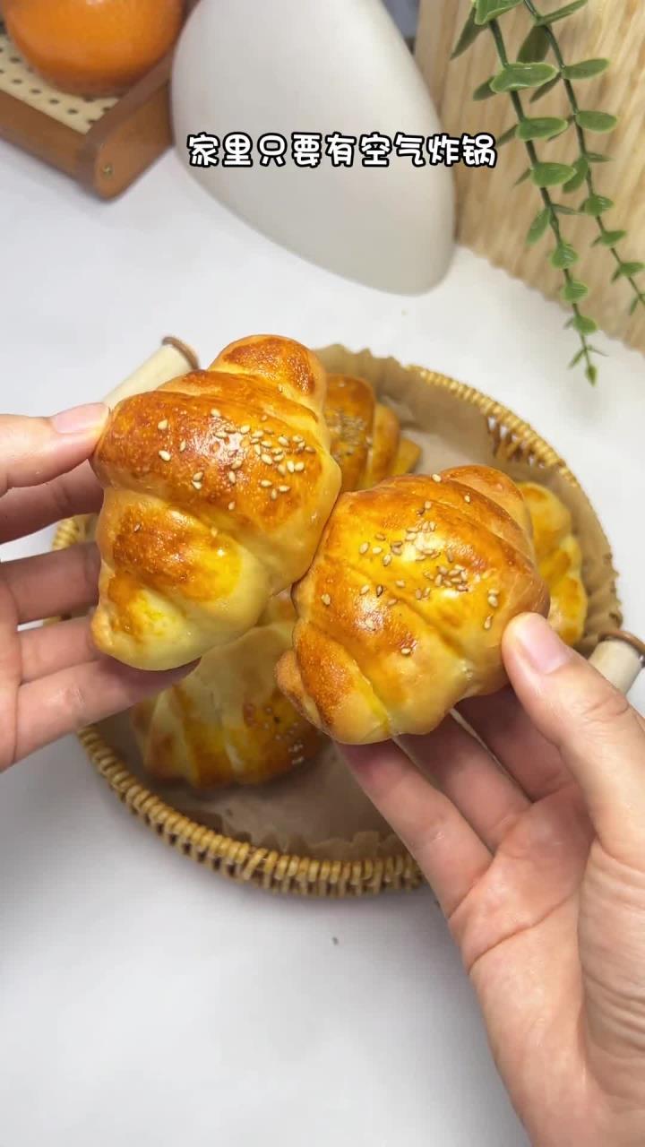 用烤箱用费力揉面就能牛角面包！奶香十足在实现面包自由！美牛角包