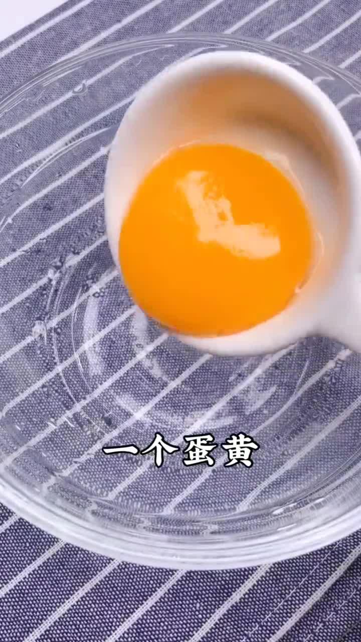 单纯的布丁吃起来有点腻，加点水果和面包，口感完全不一样了。宝宝辅食