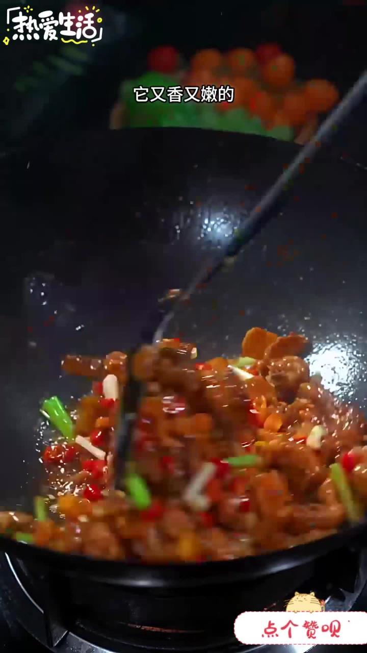 茶油炒鸡是我们湘菜里的一道经典菜,吃过的朋友都会赞不绝口
