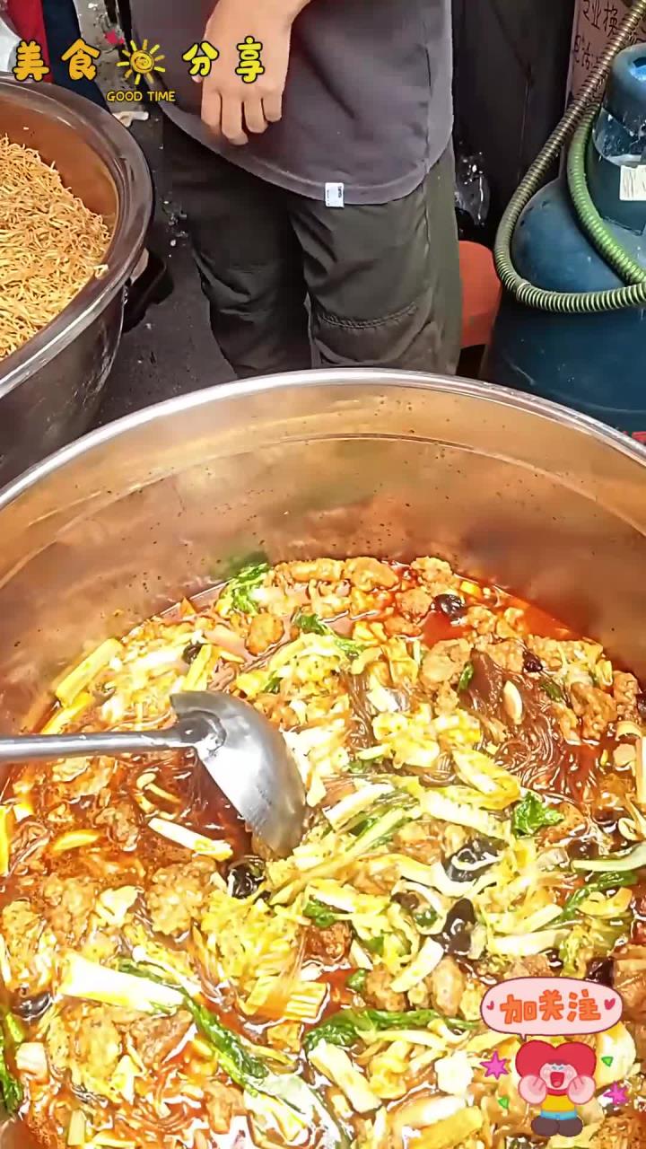 街边偶遇十元一份的大烩菜还送两个馒头!配菜都有十几种,吃起来贼香～
