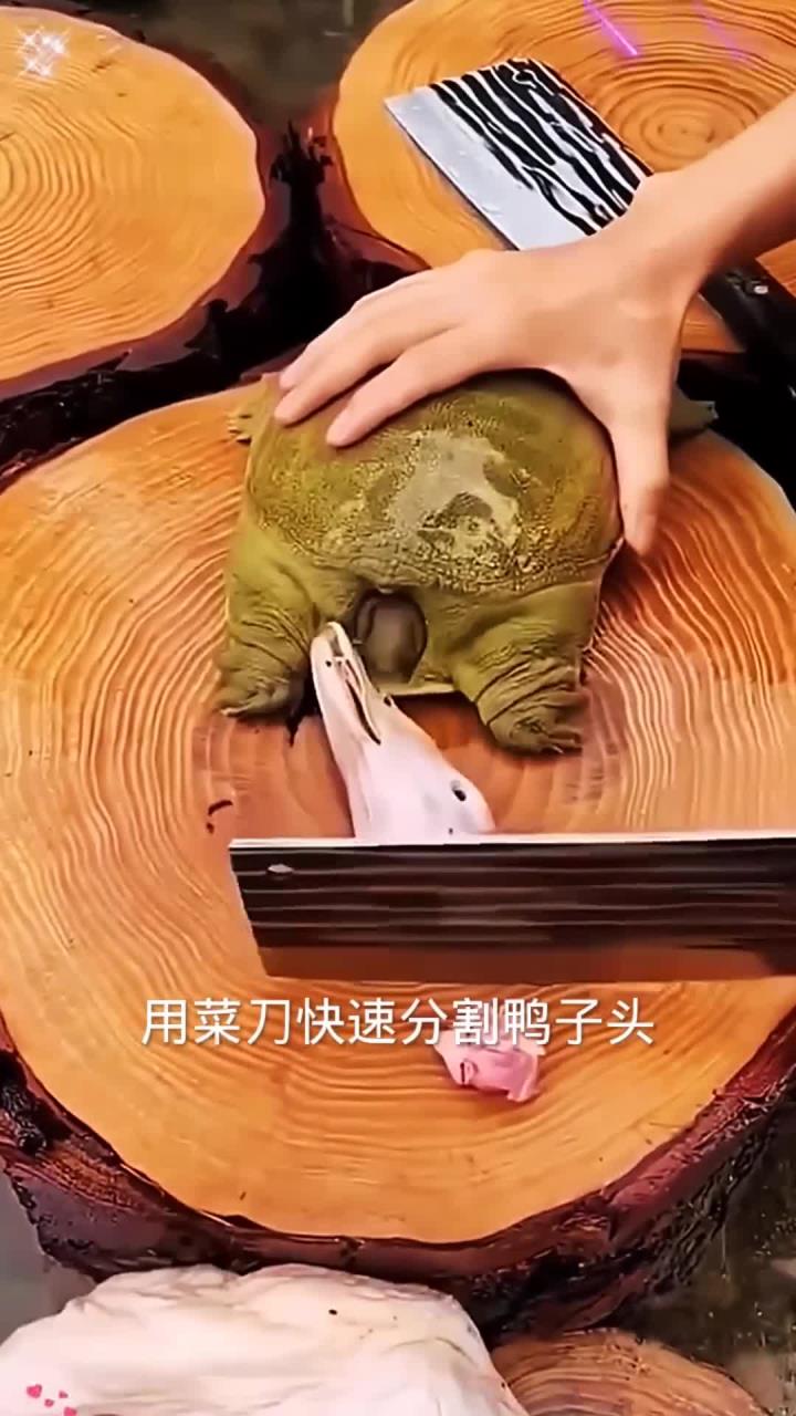 用菜刀快速分割鸭子头