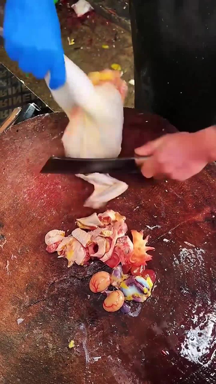 小哥专业分割小鸡的手法