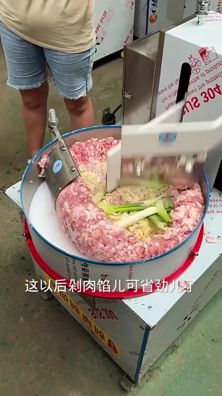 现在干啥都是机械化,剁肉馅