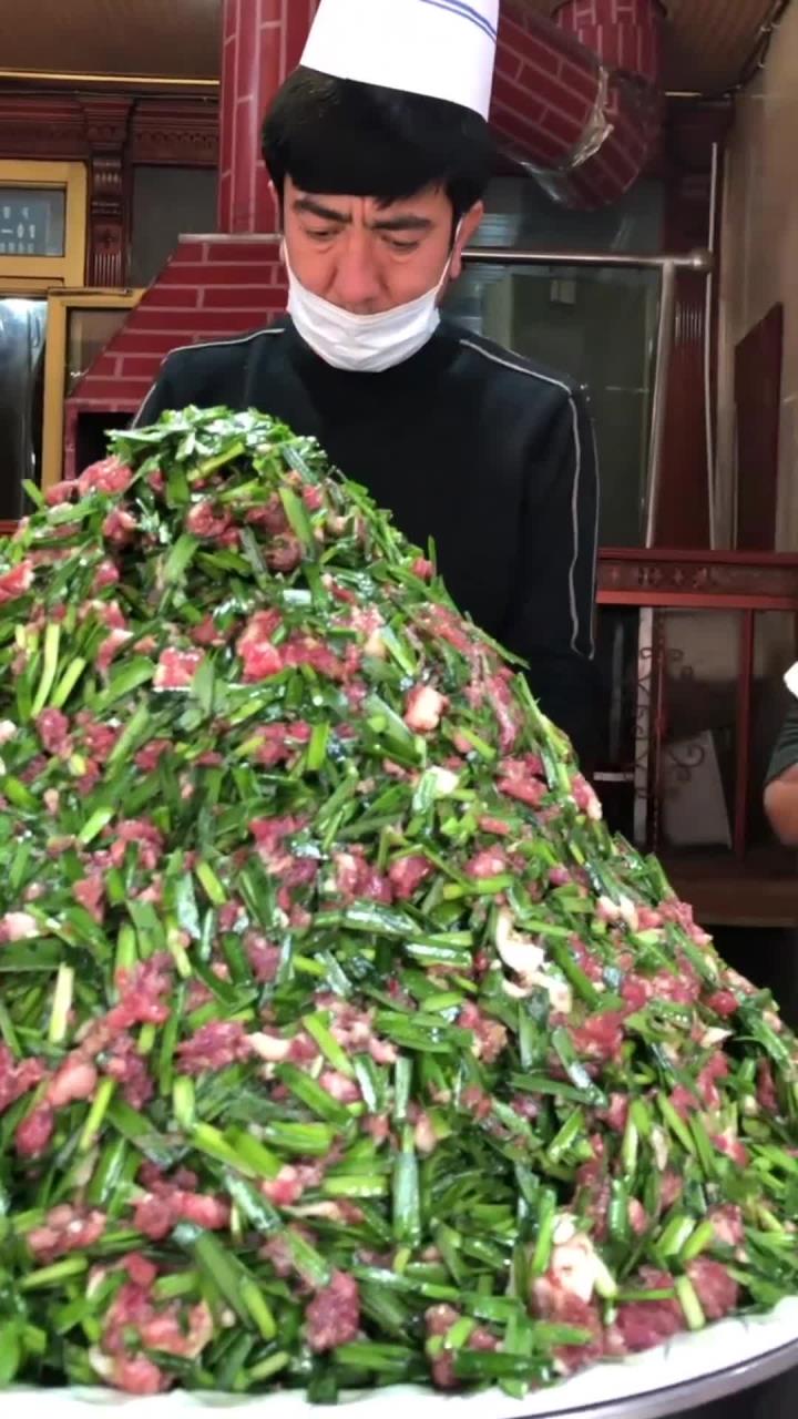 新疆人的早餐,两元一个的羊肉韭菜包子,再配上一碗热热的奶茶,简直不要太幸福!