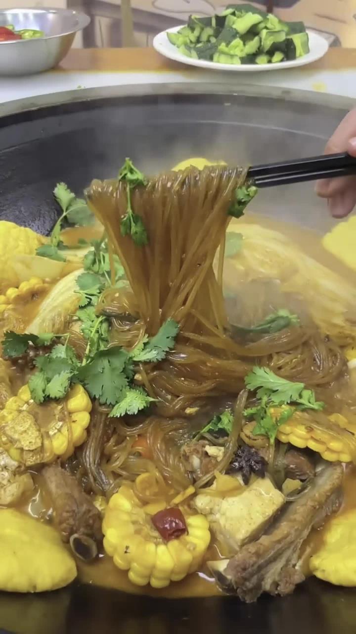 寒冷的冬天,最适合和朋友一起吃铁锅炖大鱼