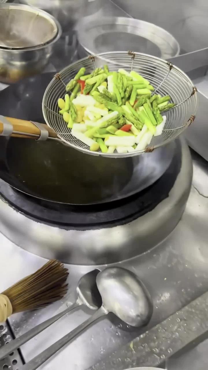 来看看00后粤菜师傅如何教我们炒一道爽脆又好吃的碧绿炒淮山!