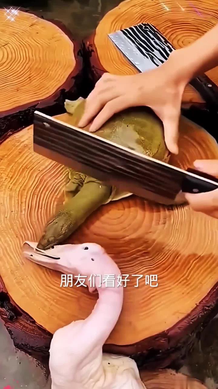 用菜刀快速分割鸭子头