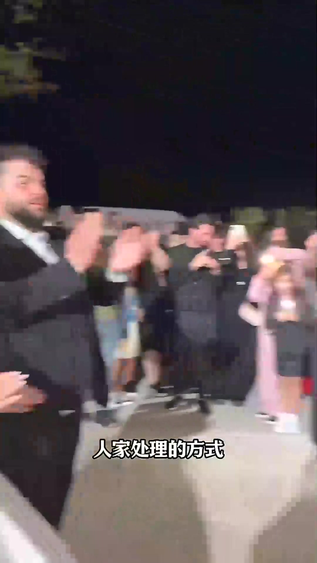  婚礼当天蛋糕撒了一地