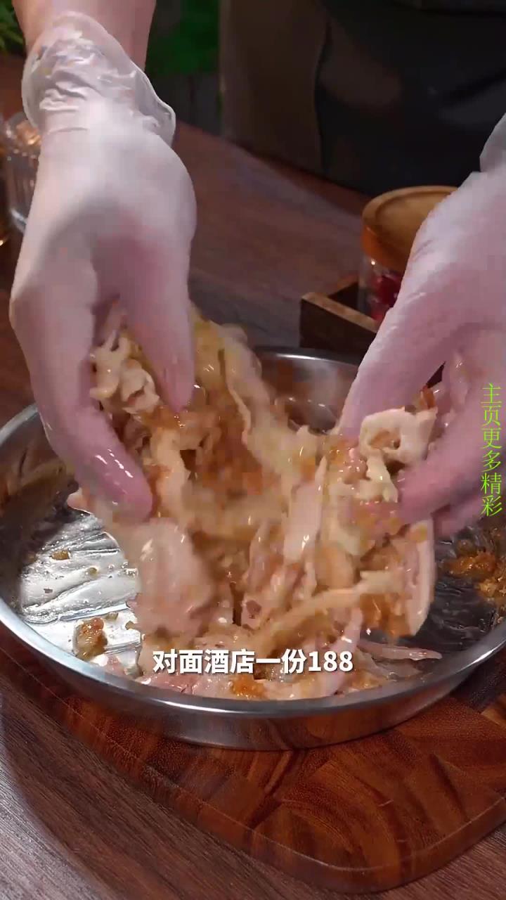 这是每位广东妈妈都会做的葱油捞鸡,楼下饭店一份188,自己在家做好吃又实惠,我家三