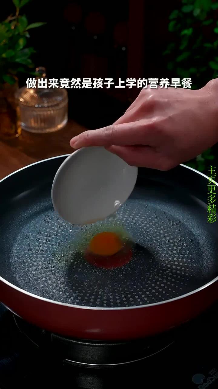 往99度的开水里,打入几个鸡蛋,出锅的瞬间就是孩子上学的营养早餐,这个做法百分之九