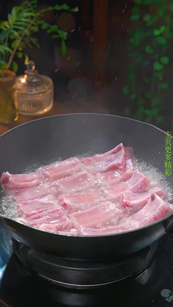 很多人在家做糖醋排骨都是直接下锅就炒,难怪做出来不是咬不动,就是发苦