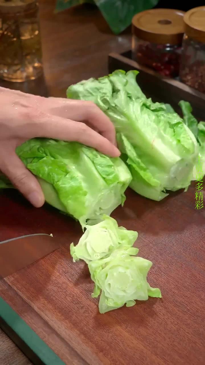 白灼生菜是广东每家每户都喜欢吃的一道素菜,好吃不腻,吃多了也不长肉