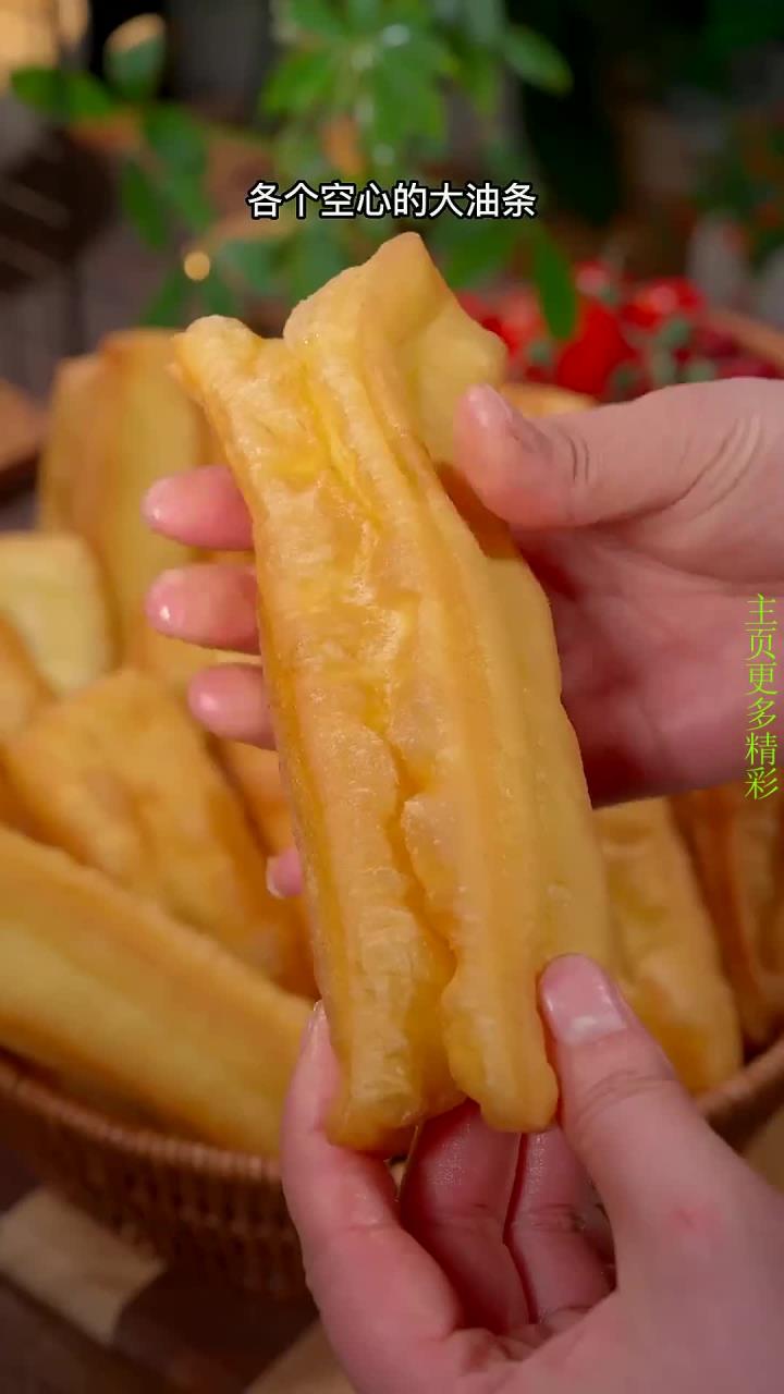 今天给大家分享香酥大油条的做法,家里有面粉就能做,以后想吃油条你就像我这样做吧