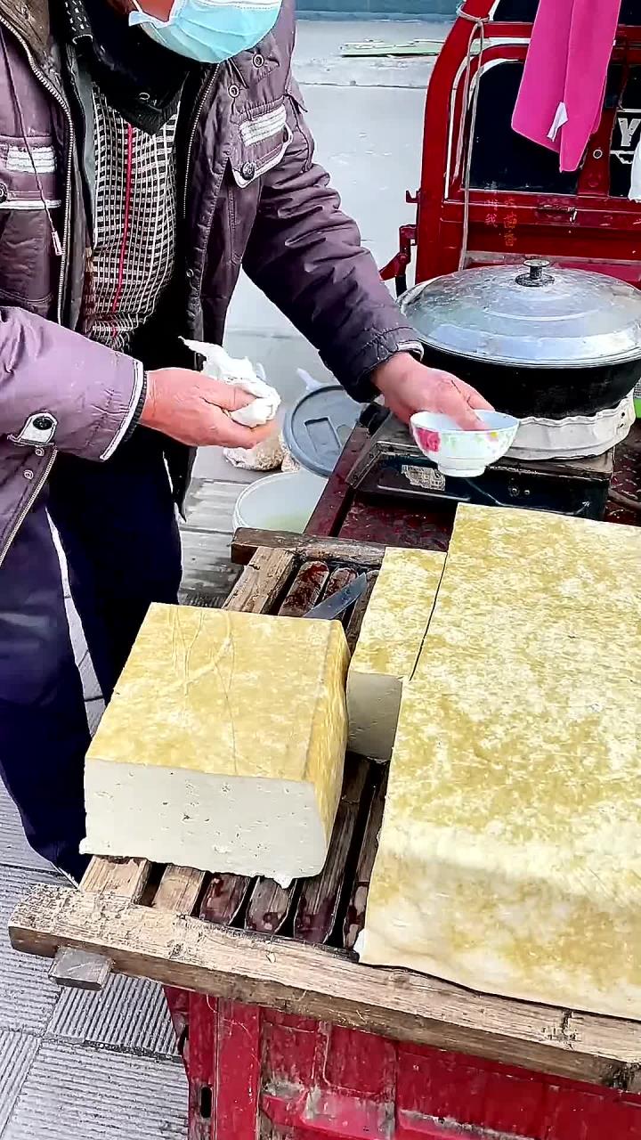 河南漯河舞阳吴城热豆腐,2块一碗放上辣椒香椿酱,吃着真带劲